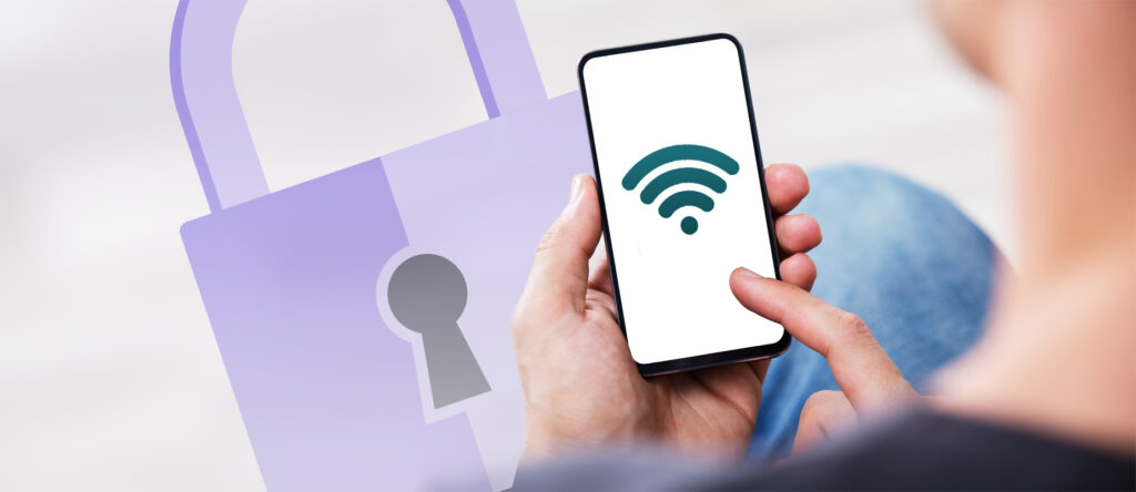 Smartphone mit WLAN-Symbol vor großem Vorhängeschloss